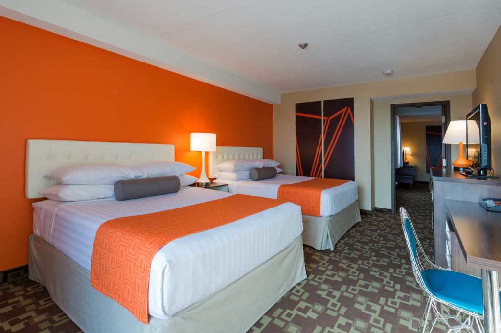 Howard Johnson hotel Niagara FallsTwo Room – Three Queen Family Suite