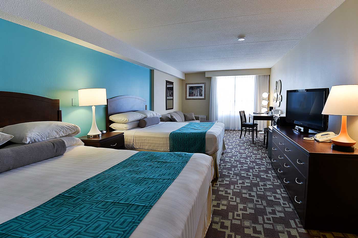 Superior Two Queen Room Howard Johnson Plaza By Wyndham By The Falls